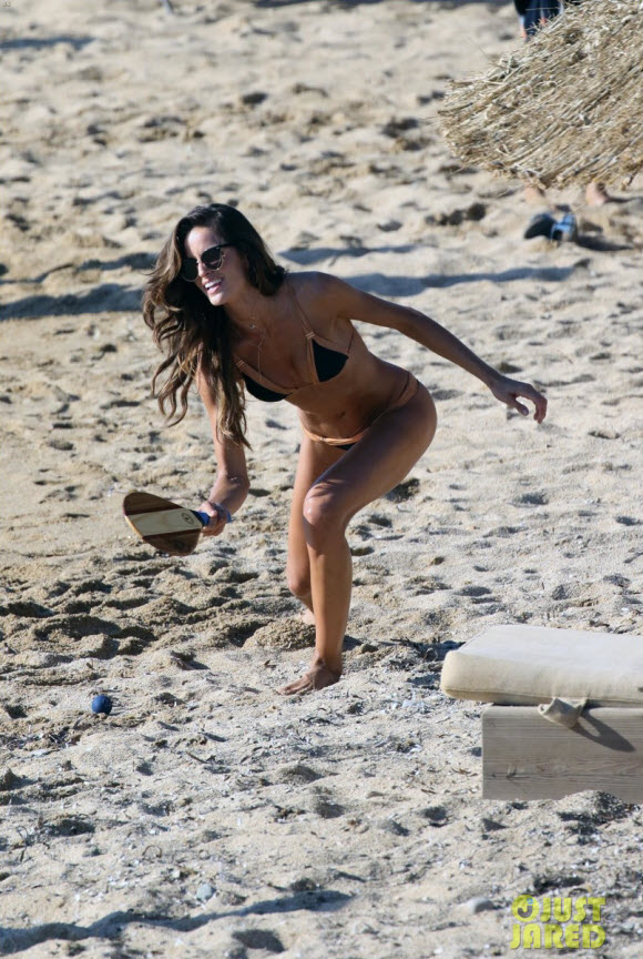Izabel Goulart Show Off Her Sexy figure In Black Bikini With Her Boyfriend At The Beach