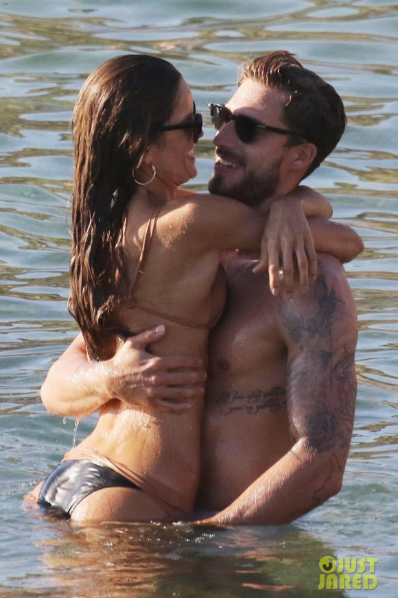 Izabel Goulart Show Off Her Sexy figure In Black Bikini With Her Boyfriend At The Beach