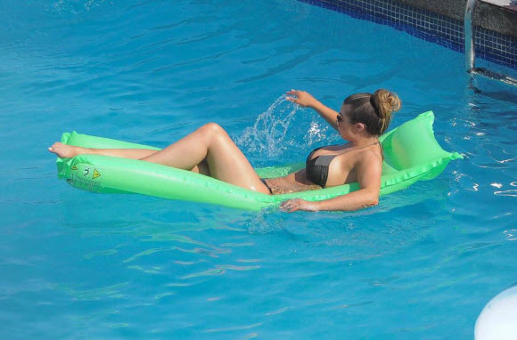 Abi Clarke Flaunts Her Impressive Curves In Black Bikini While Enjoying Her Time In Marbella 