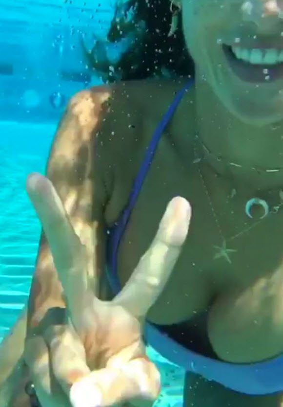 Alessandra Ambrosio Flaunts Her sexy Body Figure In Low-Cut Swimsuit At Bora Bora Beach
