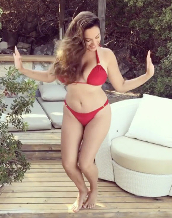 Kelly Brook Flaunt Her Mega Cleavage In Boob-Spilling Bikini