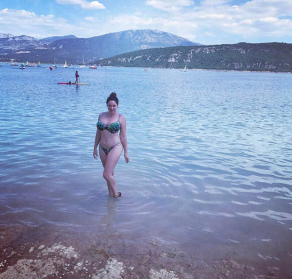 Kelly Brook Flaunt Her Mega Cleavage In Boob-Spilling Bikini