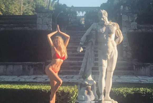 Charlotte McKinney Show Off Her Sexy Figure In Tiny String Bikini