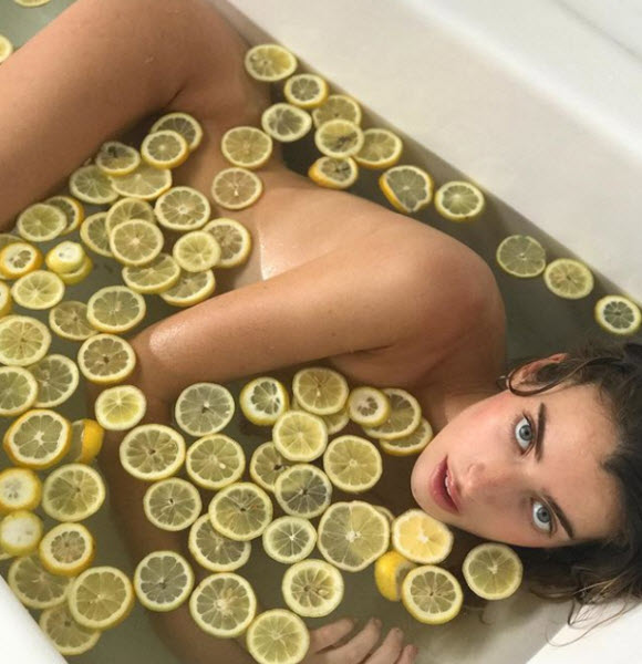 Clara Ewan McGregor Poses Completely Nude Snap In Bathtime 