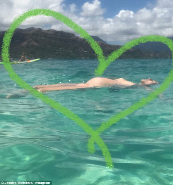 Jessica Michibata Show Off Her Growing Baby Bump While Enjoying Her Time In Hawaii Beach