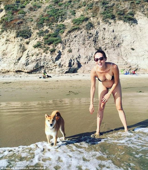 Jessica Michibata Show Off Her Growing Baby Bump While Enjoying Her Time In Hawaii Beach