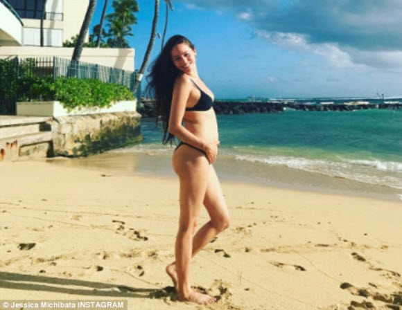 Jessica Michibata Show Off Her Growing Baby Bump While Enjoying Her Time In Hawaii Beach