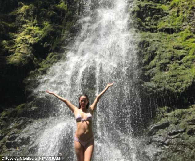 Jessica Michibata Show Off Her Growing Baby Bump While Enjoying Her Time In Hawaii Beach