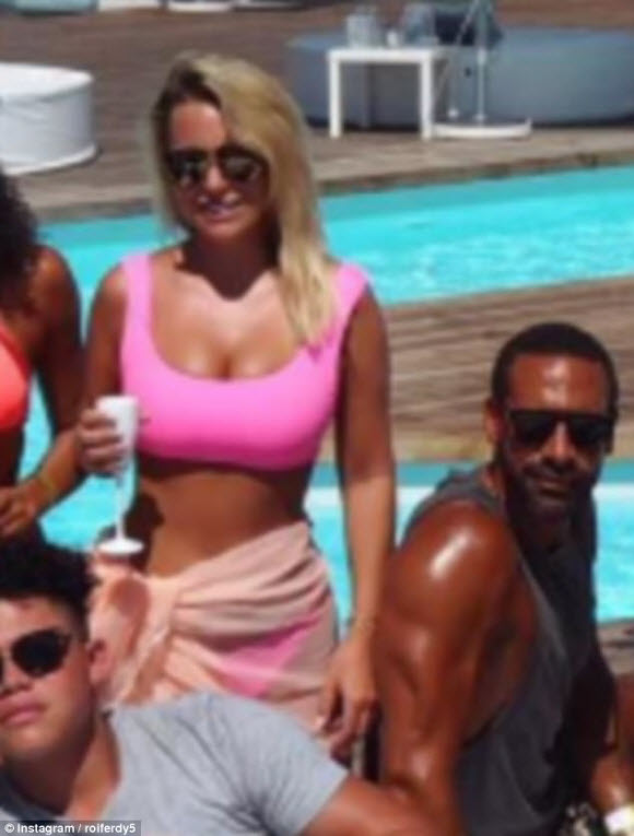 Kate Wright Posts A Stunning New Photo With Rio Ferdinand's Sister Sian In Portugal 