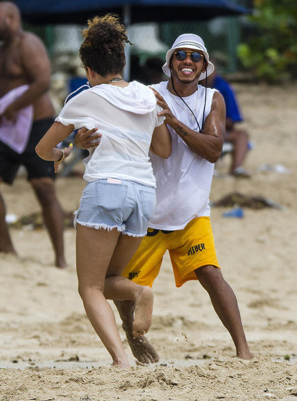 Lewis Hamilton Flaunted Her Incredible Body Figure In Brown Bikini At The Beach