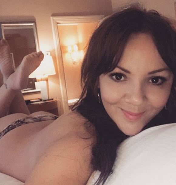 Martine McCutcheon Poses Topless And Displaying Her Bare Bottom With Thong In Sexy Selfie 