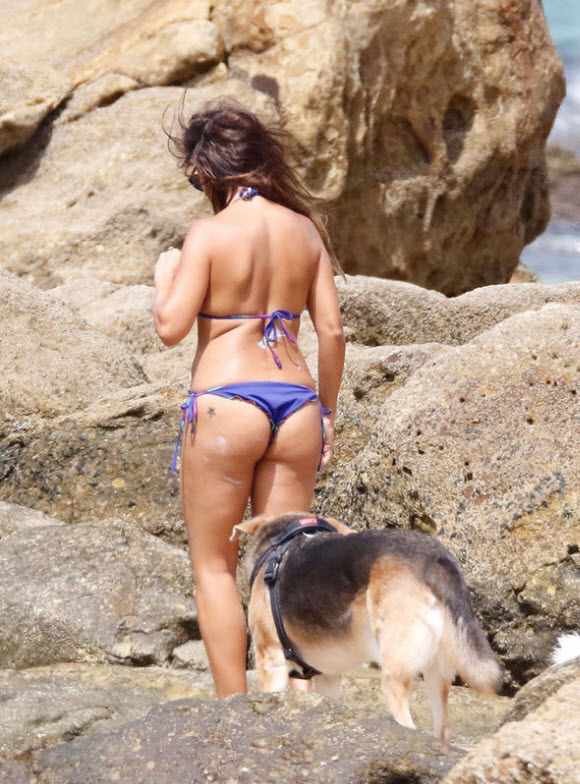 Penelope Cruz's Sister Show Off Her Bottom While Display Her ABS In Sexy Bikini