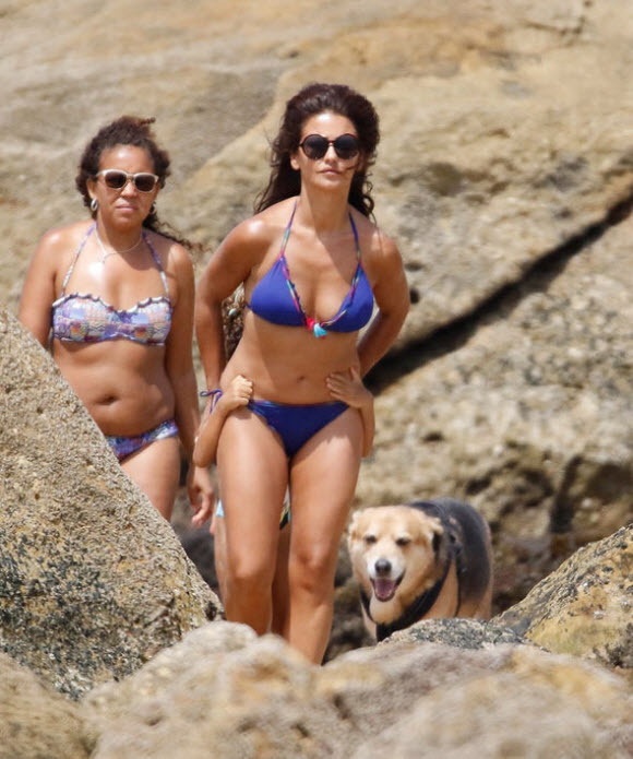 Penelope Cruz's Sister Show Off Her Bottom While Display Her ABS In Sexy Bikini