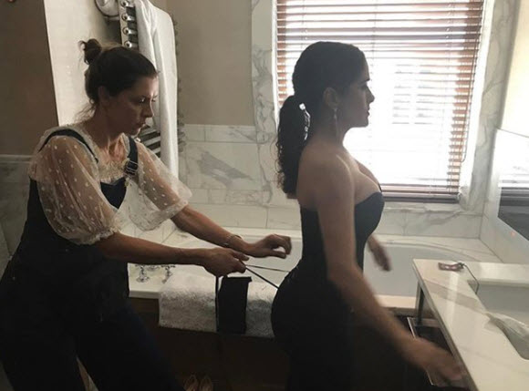 Salma Hayek Displaying Her Sexy Figures In Wet Showering Snap