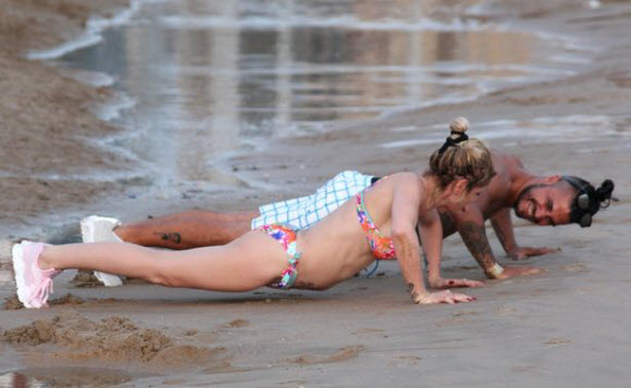 Danniella Westbrook Flaunts Her Baby Bump In Sexy Bikini While Exercising With Her Fiance At Beach 