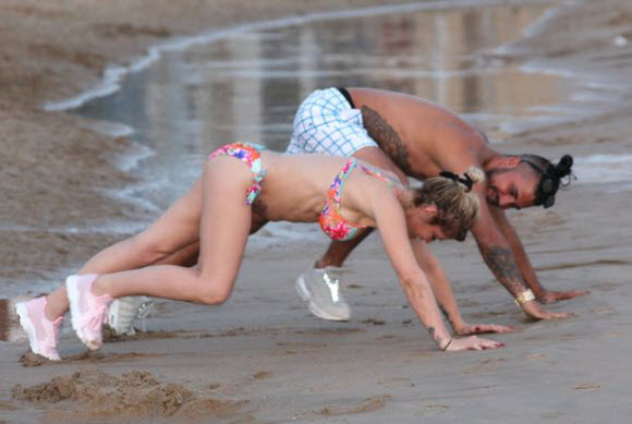 Danniella Westbrook Flaunts Her Baby Bump In Sexy Bikini While Exercising With Her Fiance At Beach 