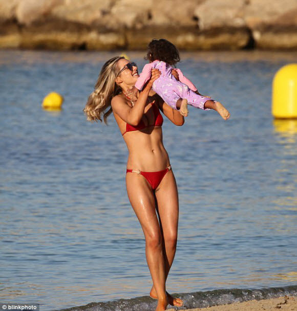 Helen Flanagan Show Off Her Cleavage In Sexy Red Bikini With Her Daughter On Dubai Beach