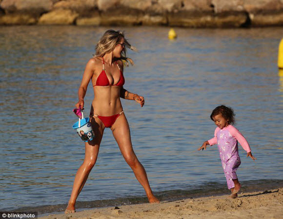 Helen Flanagan Show Off Her Cleavage In Sexy Red Bikini With Her Daughter On Dubai Beach