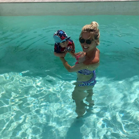 Helen Skelton In Hot Bikini Displays Her Boob-Baring Snap 