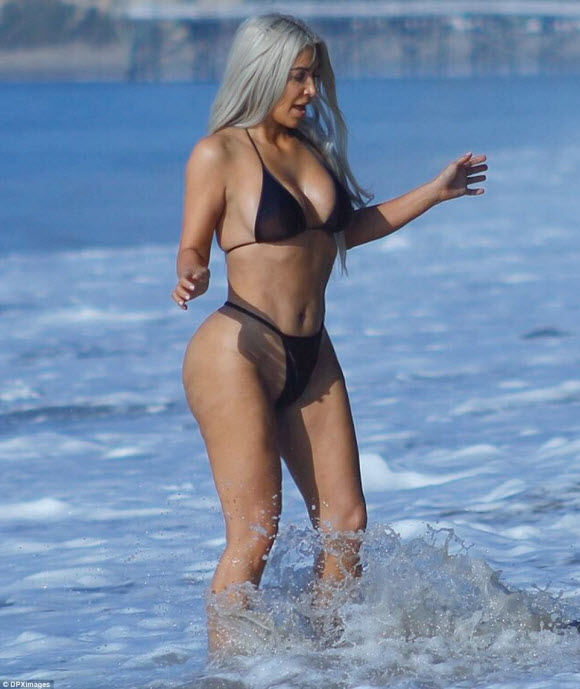 Kim Kardashian Show Off Her Impressive Curves In Sexy Black Bikini At Malibu Beach