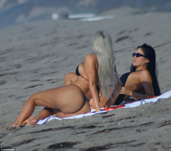 Kim Kardashian Show Off Her Impressive Curves In Sexy Black Bikini At Malibu Beach