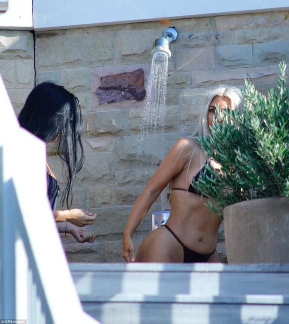 Kim Kardashian Show Off Her Impressive Curves In Sexy Black Bikini At Malibu Beach