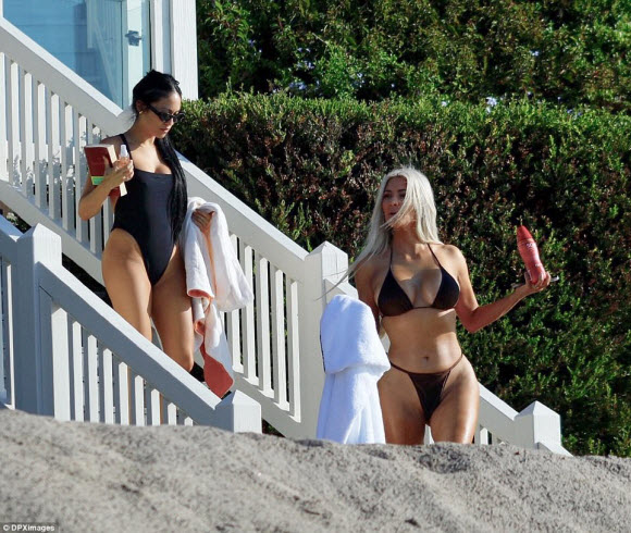 Kim Kardashian Show Off Her Impressive Curves In Sexy Black Bikini At Malibu Beach