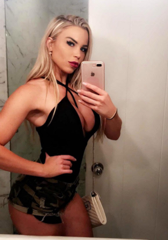 Lauren Drain Show Off Impressive Body Figure In Drool-Worthy Stripteases