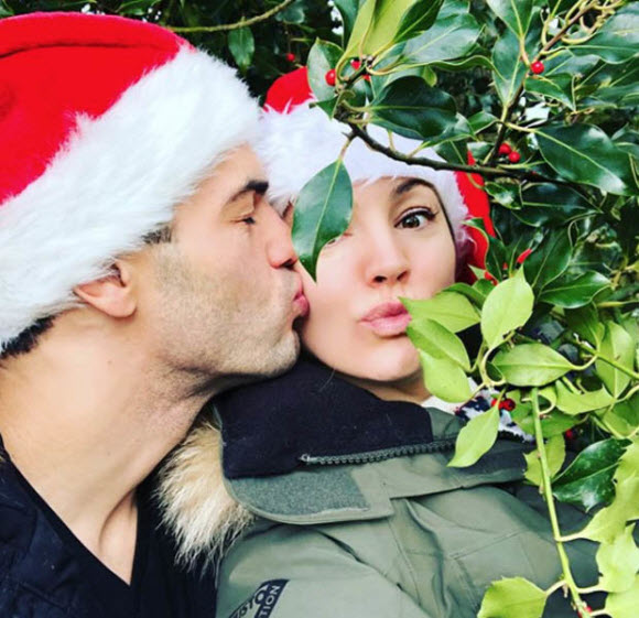 Kelly Brook Appears Completely Nude For A Very Cheeky Festive Snap
