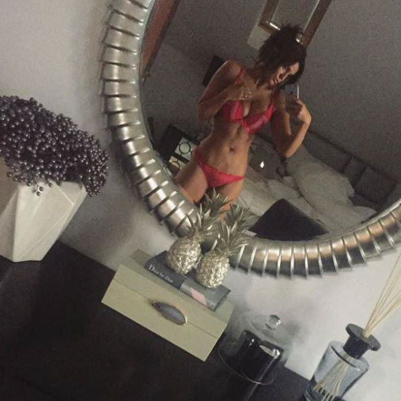 Vicky Pattison Flaunts Impressive Body Figure In Red Hot Lingerie Selfie
