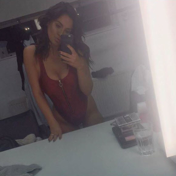 Vicky Pattison Flaunts Impressive Body Figure In Red Hot Lingerie Selfie