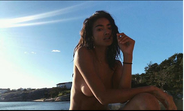 Kelly Gale Welcomes The Winter With Sizzling New Bikini snaps