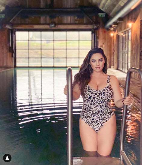 Kelly Brook Flaunts Her Curves in Racy Leopard-Print Swimsuit