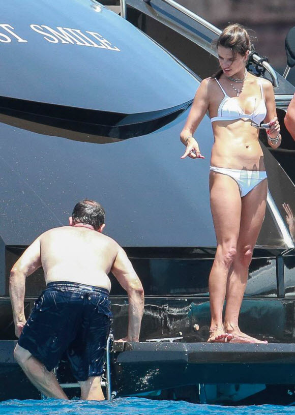 Alessandra Ambrosio Shows Off Her incredible Figure In White Tiny Bikini Alessandra Ambrosio Shows Off Her incredible Figure In White Tiny Bikini
