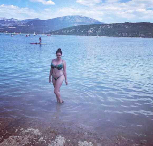 Kelly Brook Flaunt Her Mega Cleavage In Boob-Spilling Bikini Kelly Brook Flaunt Her Mega Cleavage In Boob-Spilling Bikini