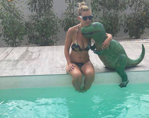 Helen Skelton Flaunts Her Bust And Displaying Her Curves In Sexy Bikini Helen Skelton Flaunts Her Bust And Displaying Her Curves In Sexy Bikini