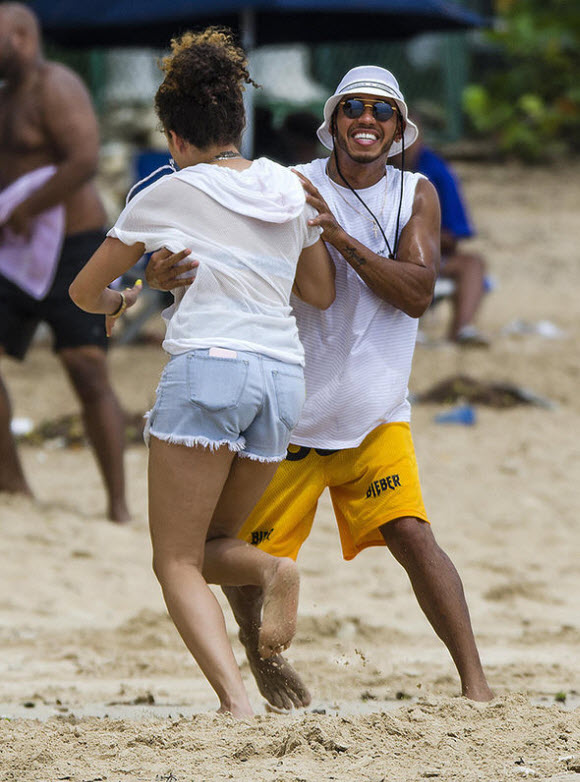 Lewis Hamilton Flaunted Her Incredible Body Figure In Brown Bikini At The Beach Lewis Hamilton Flaunted Her Incredible Body Figure In Brown Bikini At The Beach
