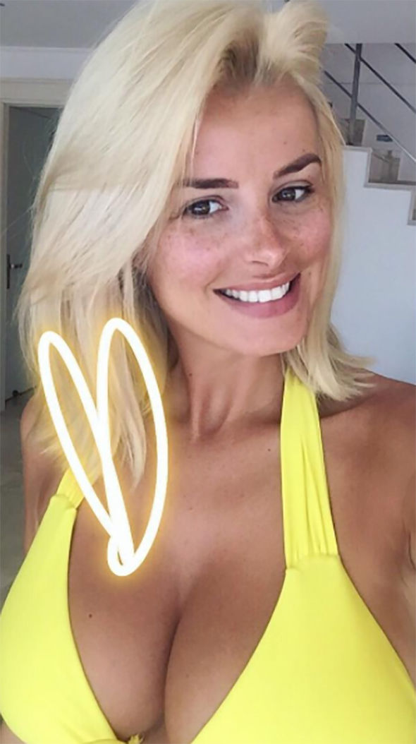 Rhian Sugden Flaunt Her Incredible Bust While Wearing Her Bra In Sexy Snap Shot Rhian Sugden Flaunt Her Incredible Bust While Wearing Her Bra In Sexy Snap Shot