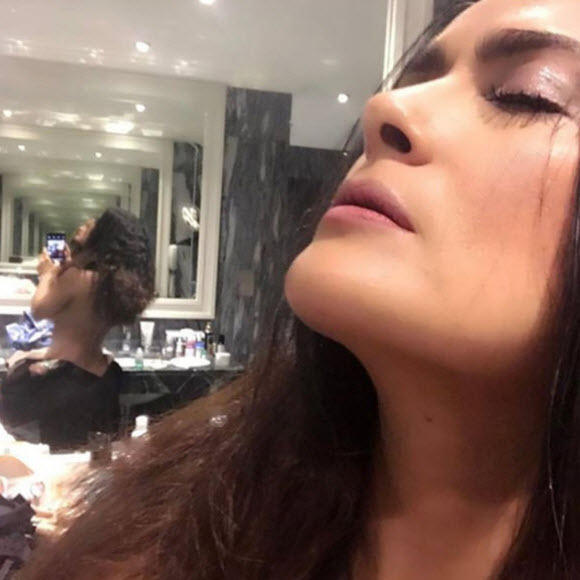 Salma Hayek Displaying Her Sexy Figures In Wet Showering Snap Salma Hayek Displaying Her Sexy Figures In Wet Showering Snap