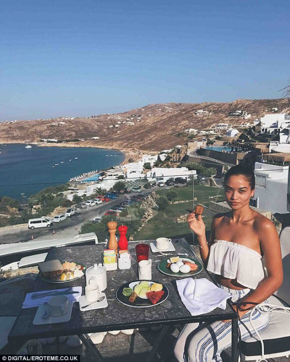 Shanina Shaik Show Off Her Toned Body In Crochet Bikini While Watching Solar Eclipse Shanina Shaik Show Off Her Toned Body In Crochet Bikini While Watching Solar Eclipse
