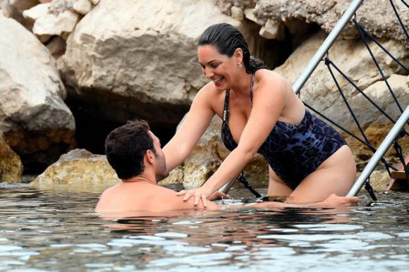 Kelly Brook Appears Completely Nude For A Very Cheeky Festive Snap Kelly Brook Appears Completely Nude For A Very Cheeky Festive Snap